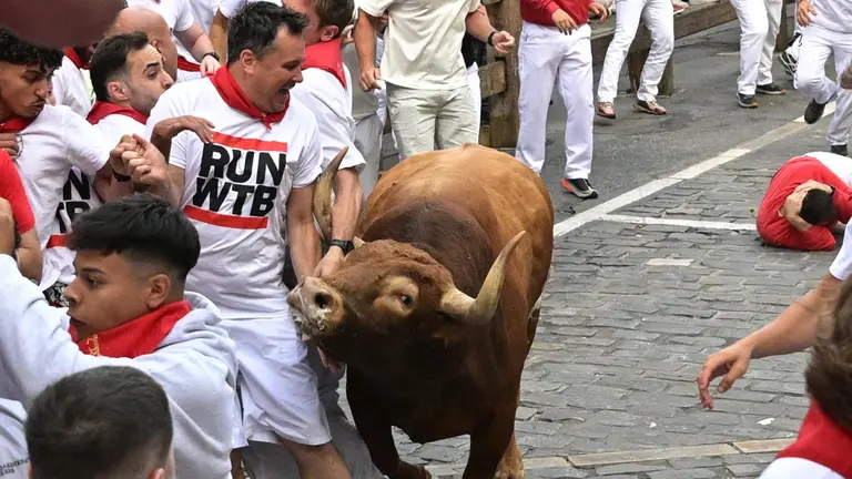Quinto encierro de San Fermín 2025 el día 11 de julio con toros de Jandilla en . EFE - DANIEL FERNÁNDEZ