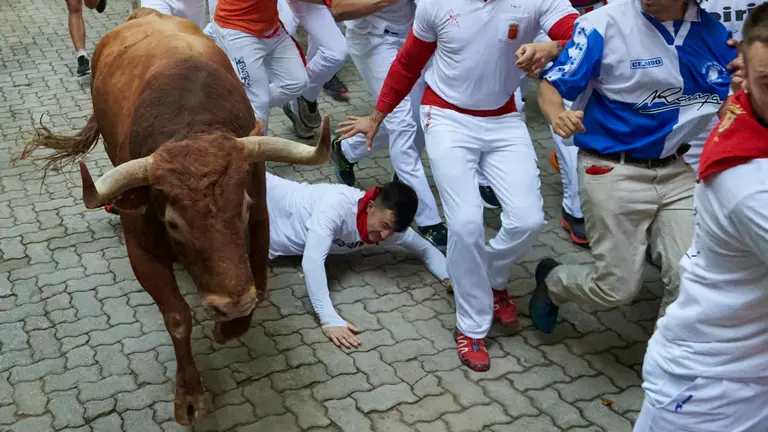 Quinto encierro de San Fermín 2025 con toros de Jandilla desde la bajada al callejón en Telefónica. IRANZU LARRASOAÑA