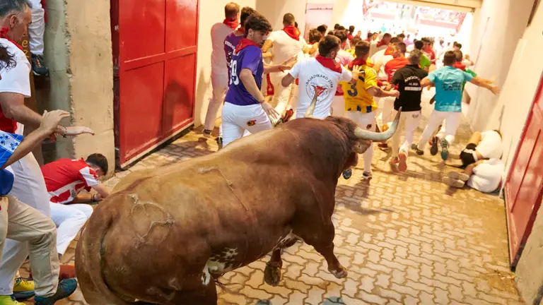 Quinto encierro de San Ferm&iacute;n 2025 con toros de Jandilla desde la bajada al callej&oacute;n en Telef&oacute;nica. IRANZU LARRASOA&Ntilde;A