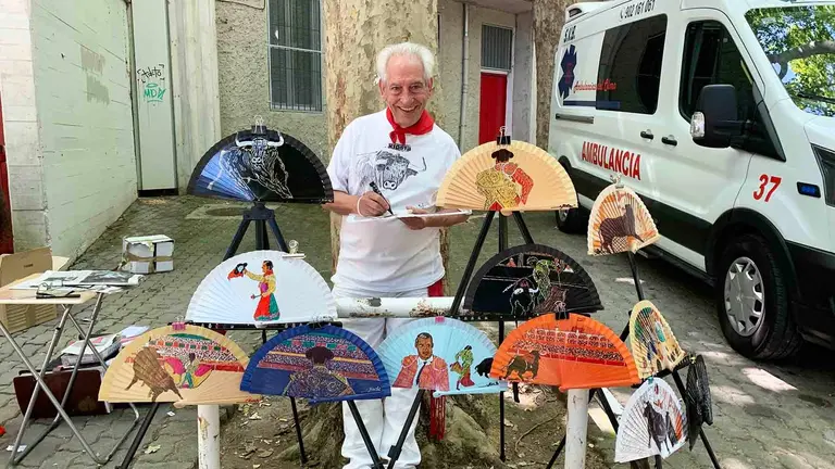 Joaquín Martínez con sus abanicos toreros junto a la Plaza de Toros de Pamplona. Navarra.com