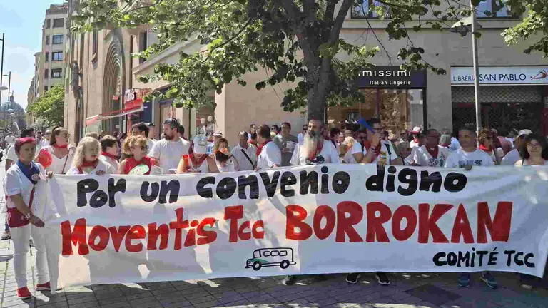 Trabajadoresd e las villavesas de Pamplona se manifiestan en San Fermín. EUROPA PRESS