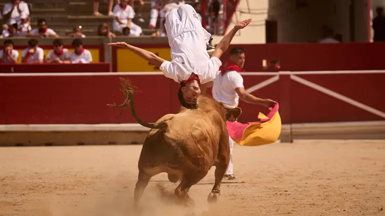 Mañana de Toros en Familia con la exhibición de rejoneo a cargo de Pablo Donat y exhibición de los recortadores Iker Monreal y Sergio Valle durante San Fermín 2025. PABLO LASAOSA