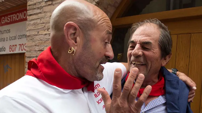 Fotografía de archivo del corredor de encierros de toros Julen Madina (i) conversando con el ganadero Antonio Miura (d) en Pamplona. EFE/Jim Hollander