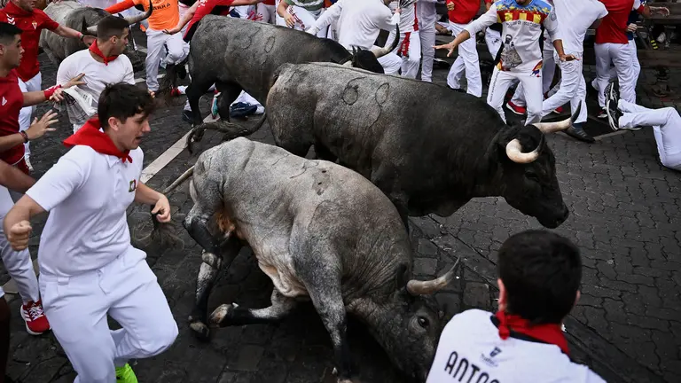 Sexto encierro de San Fermín 2025 con toros de José Escolar en la curva de Telefónica. PABLO LASAOSA