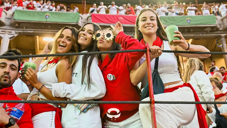 Ambiente en la plaza de toros previo al sexto encierro de San Fermín 2025 con toros de Escolar. CASA DE MISERICORDIA (51)