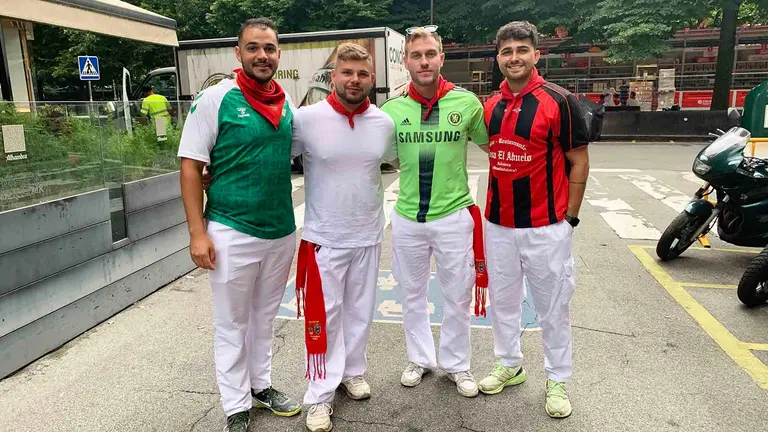 Adrián Muñoz, a la derecha, con sus tres amigos de Guadalajara Daniel, Álvaro y David. Naavarra.com