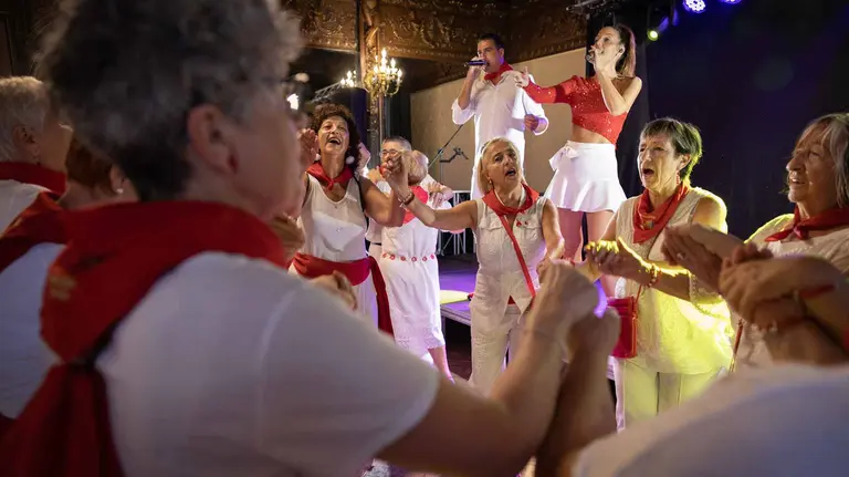 Decenas de personas acuden al tradicional Baile de la Alpargata.. Maite  H. Mateo..-28