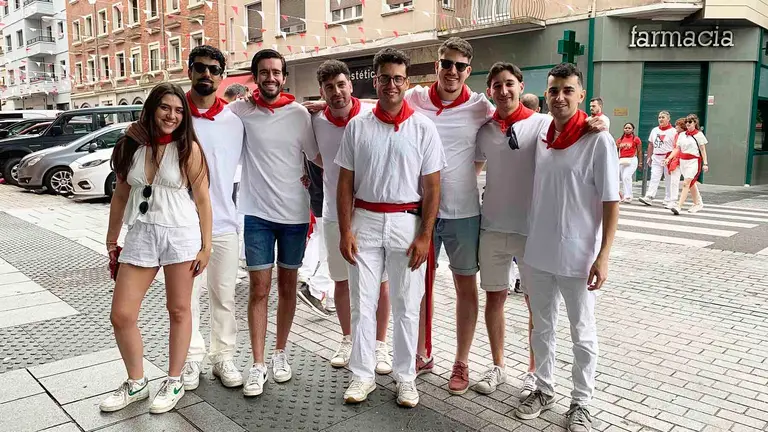 José, en el centro con faja roja, junto a varios de sus amigos de Zaragoza en San Fermín. Navarra.com