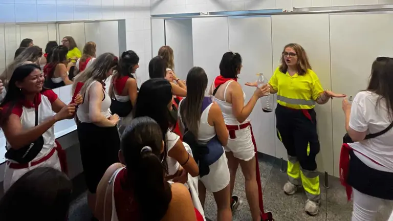 Kristina Zarza anima a las usuarias de los baños de la Plaza del Castillo. CEDIDA