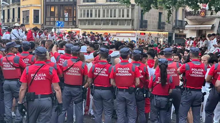 Momentos previos al séptimo encierro de San Fermín del 13 de julio de 2025 con toros de La Palmosilla. IRANZU LARRASOAÑA