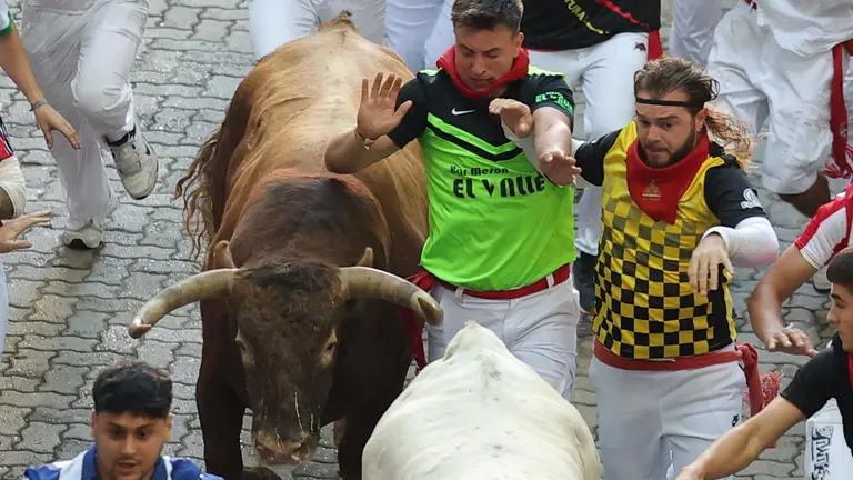 Séptimo encierro de San Fermín 2025 el día 13 de julio con toros de La Palmosilla en la bajada al callejón. EFE - J.P. URDIROZ