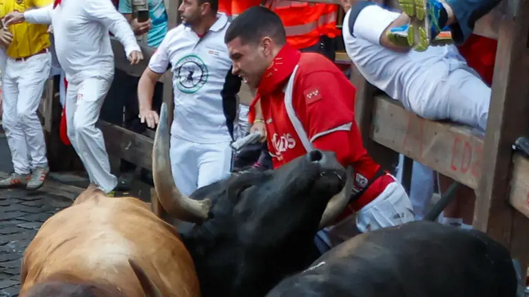 Séptimo encierro de San Fermín 2025 el día 13 de julio con toros de La Palmosilla en la curva de Mercaderes. EFE - JESÚS DIGES (13)