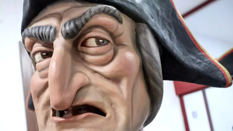 Visita de la Comparsa de Gigantes y Cabezudos a la Casa de la Misericordia de Pamplona durante las fiestas de San Ferm&iacute;n 2025. I&Ntilde;IGO ALZUGARAY