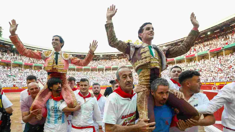 Los diestros Fernando Adrián (d) y Jiménez Fortes salen a hombros a la finalización de la novena corrida de abono de la Feria de Toro de los Sanfermines 2025 que se ha celebrado hoy domingo en la plaza de toros de Pamplona. EFE/Jesús Diges
