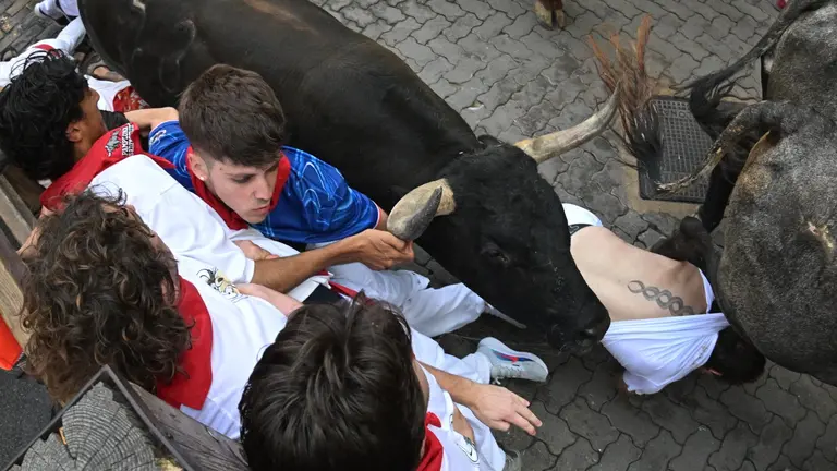 Séptimo encierro de San Fermín 2025 el día 13 de julio con toros de La Palmosilla en Telefónica. EFE - DANIEL FERNÁNDEZ (2)