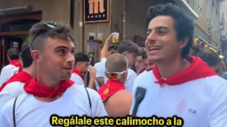 El periodista e influencer Nacho Pla pide a su entrevistado que le regale un calimocho a la chica más guapa de San Fermín. INSTAGRAM