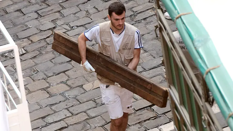 Desmontado del vallado tras el octavo y último encierro de San Fermín 2025 con toros de la ganadería de Miura en el tramo de Mercaderes. IÑIGO ALZUGARAY