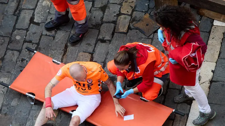 Octavo y último encierro de San Fermín 2025 con toros de la ganadería de Miura en el tramo de Mercaderes. IÑIGO ALZUGARAY