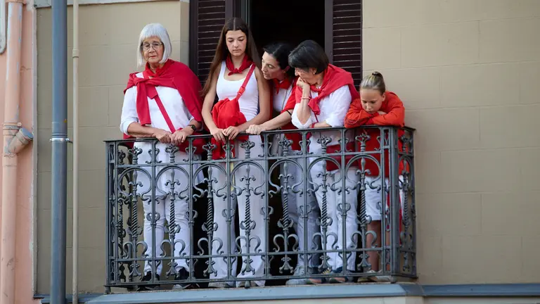 Ambiente en los momentos previos al octavo y último encierro de San Fermín 2025 con toros de la ganadería de Miura en el tramo de Mercaderes. IÑIGO ALZUGARAY