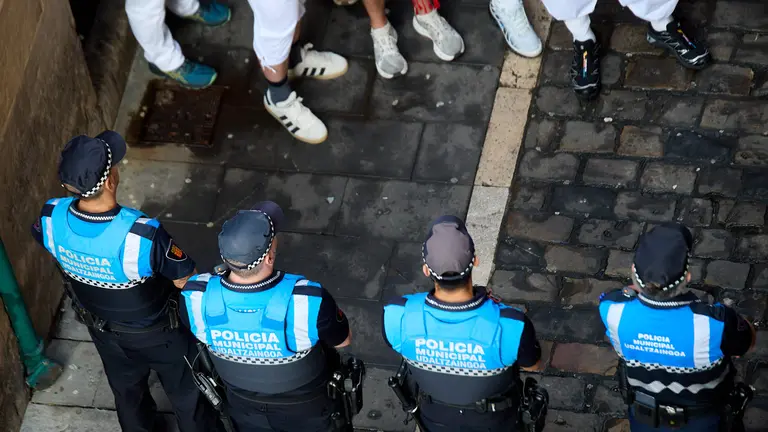 Ambiente en los momentos previos al octavo y último encierro de San Fermín 2025 con toros de la ganadería de Miura en el tramo de Mercaderes. IÑIGO ALZUGARAY