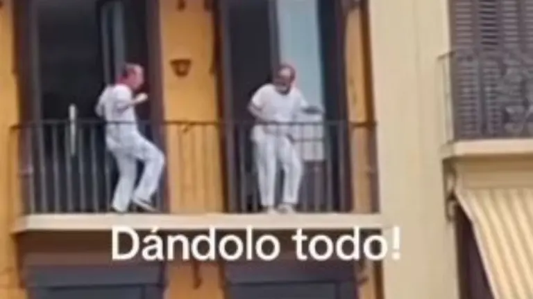 Dos bailarines lo dan todo en un balcón de la Estafeta y arrancan los aplausos desde la calle. INSTAGRAM