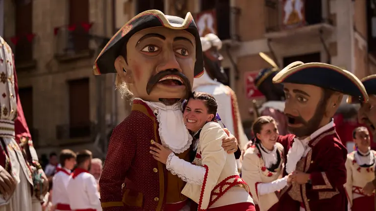 La Comparsa de Gigantes y Cabezudos realiza su última salida de San Fermín 2025 con bailes en la plaza del Ayuntamiento. PABLO LASAOSA