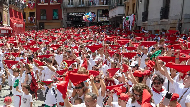Despedida de la Comparsa de Gigantes y Cabezudos en la plaza del Ayuntamiento de Pamplona en el &uacute;ltimo d&iacute;a de las fiestas de San Ferm&iacute;n 2025. I&Ntilde;IGO ALZUGARAY