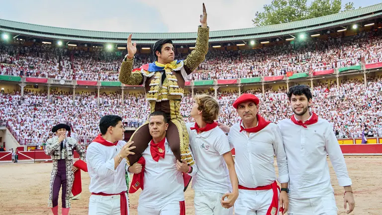 Colombo sale a hombros tras lidiar los toros de Miura. ÍÑIGO ALZUGARAY