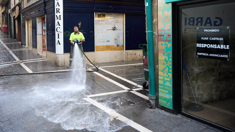 Tras los nueve días de las Fiestas de San Fermín 2025, Pamplona despierta y poco a poco sus calles y plazas comienzan a volver a la normalidad, mientras los más rezagados intentan exprimir los últimos momentos antes de volver a casa. IÑIGO ALZUGARAY