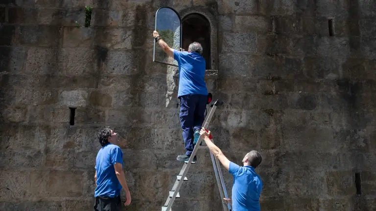 Los operarios municipales preparan la hornacina de la cuesta de Santo Domingo para colocar la imagen de San Fermín. AYUNTAMIENTO DE PAMPLONA