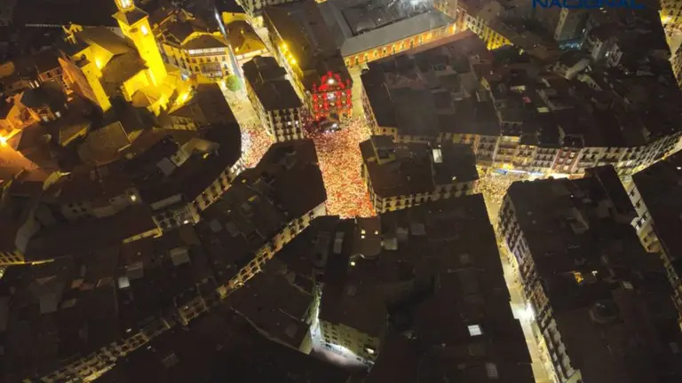 Imagen tomada con un dron de la Policía Nacional durante el Pobre de Mí en San Fermín 2025. POLICÍA NACIONAL