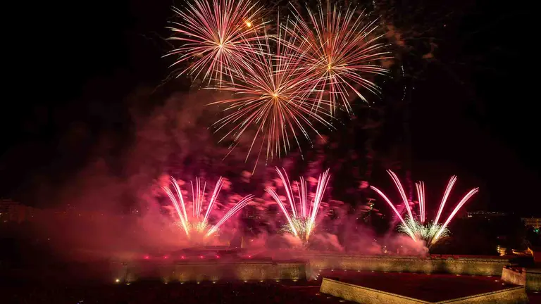 La colección de fuegos artificiales creada por David Bordes, de la Pirotecnia Alpujarreña (Ugijar, Granada) se ha alzado con el San Fermín de Oro del concurso de fuegos artificiales de autor de San Fermín. AYUNTAMIENTO DE PAMPLONA