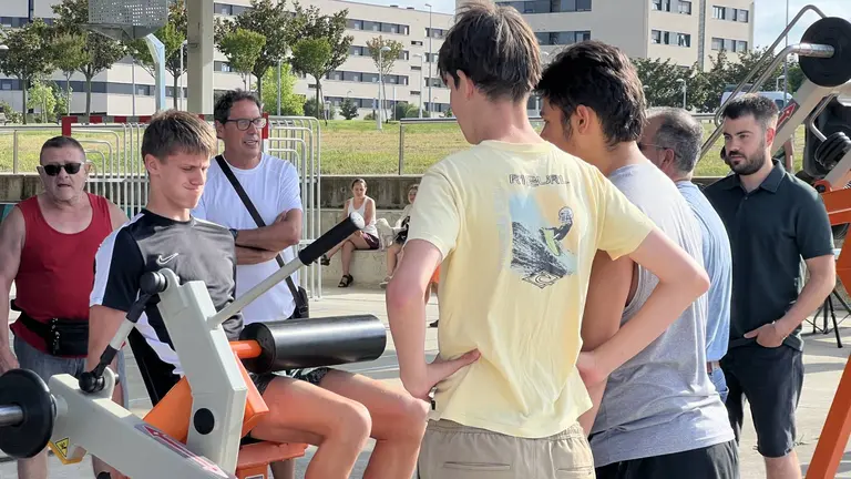 Imagen de un grupo de usuarios en el nuevo gimnasio al aire libre de Zizur Mayor. CEDIDA