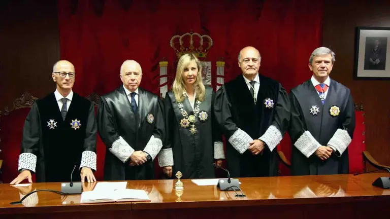 El nuevo presidente del Tribunal Superior de Justicia de Navarra,  Julián Huarte, junto a la presidenta del Tribunal Supremo y del Consejo General del Poder Judicial, Isabel Perelló; el expresidente del TSJN, Joaquín Galve, el fiscal superior de la Comunidad Foral de Navarra, Jaime Goyena; y el presidente de la Sala de lo Social del TSJN, Miguel Azagra. ÍÑIGO ALZUGARAY