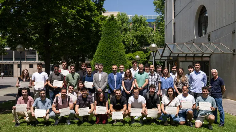 Estudiantes, responsables de la Cátedra y de la ETSIIIT y representantes de las empresas posan tras la entrega de diplomas.CEDIDA