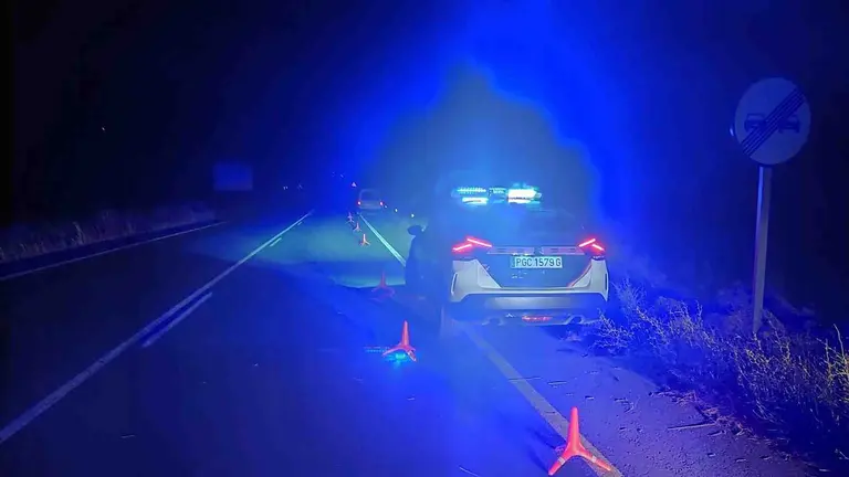 Una patrulla de la Guardia Civil asegura la zona ante el vehículo accientado. GUARDIA CIVIL