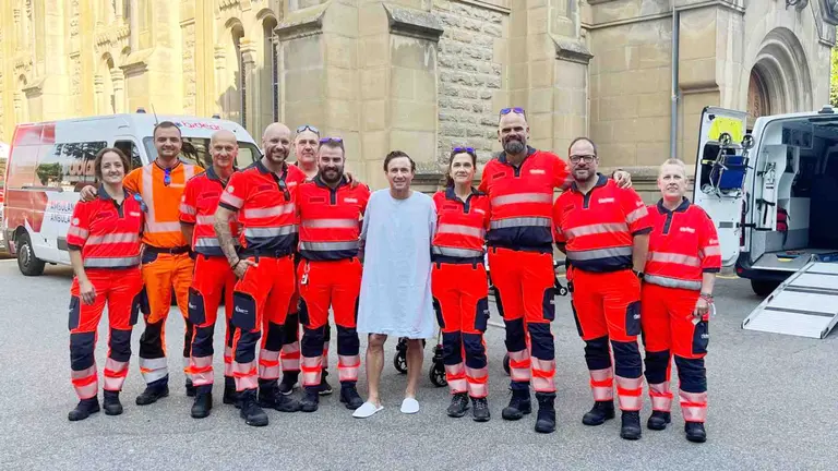 El torero Rafaelillo posa con los sanitarios que le atienden en su traslado a un hospital de Murcia. TWITTER / @RRRafaelillo