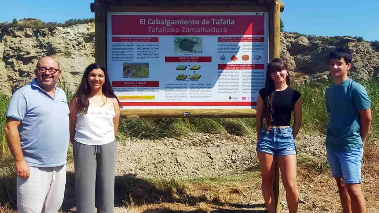 Uxue González, Maite Ibáñez y
Pedro Lizarazu, estudiantes de segundo de bachillerato de Investigación y Excelencia
del IES Tafalla Sancho III el Mayor. AYUNTAMIENTO DE TAFALLA