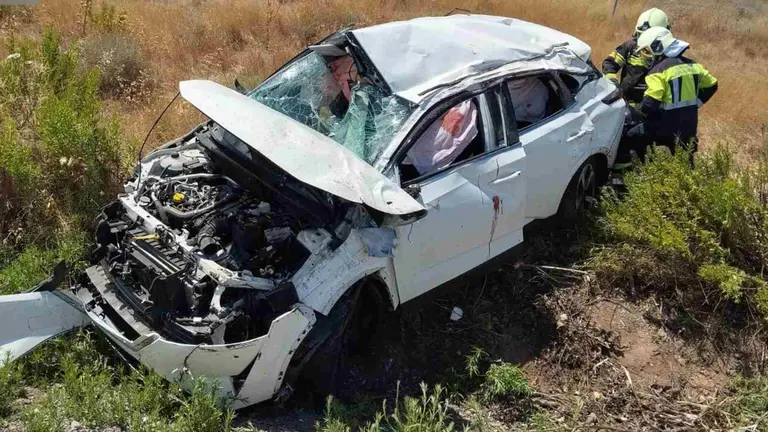 Los cuatro hombres viajaban en este vehículo que ha quedado siniestro total tras dar varias vueltas de campana. BOMBEROS DE NAVARRA