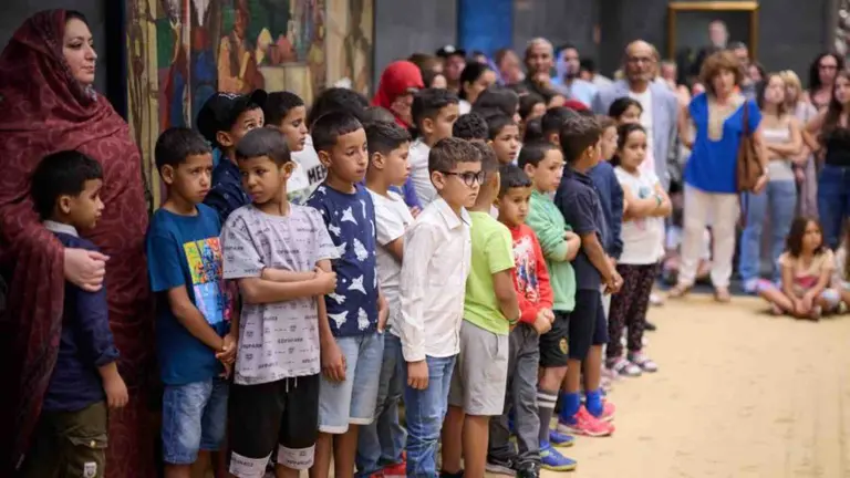 Recepción en el Parlamento a los niños y niñas saharauis que pasan el verano en Navarra. PARLAMENTO DE NAVARRA