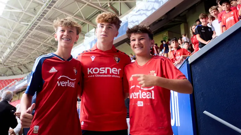Presentación de Víctor Muñoz como nuevo jugador de Osasuna. IÑIGO ALZUGARAY