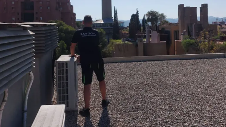 Reparación de una máquina de aire acondicionado. CEDIDA