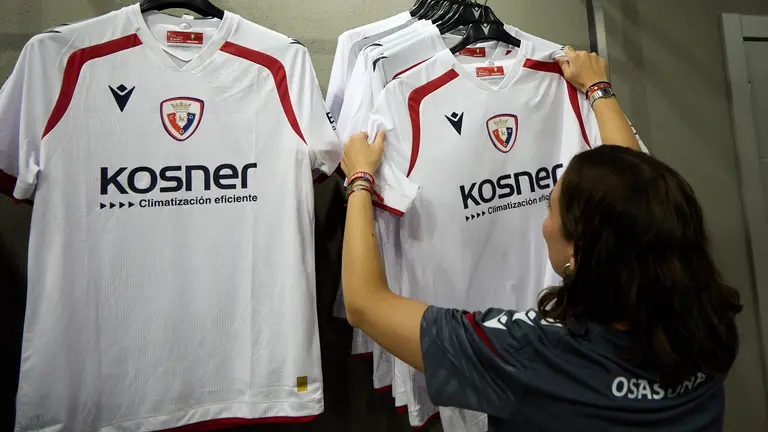 Tercera camiseta de Osasuna para la temporada 2025/26 ya a la venta en la tienda del club rojillo. IÑIGO ALZUGARAY