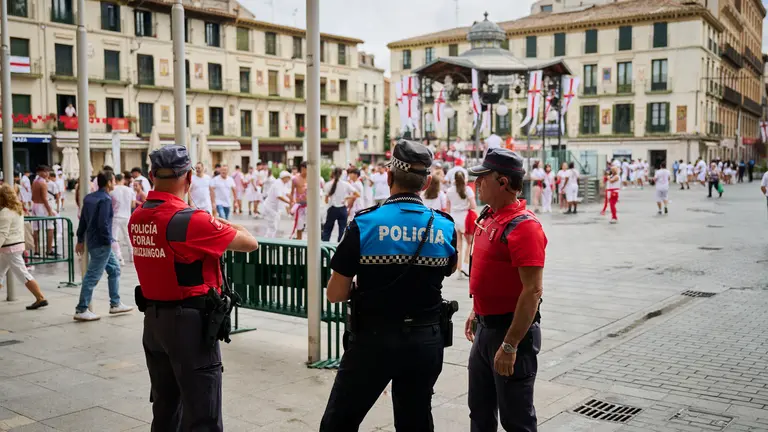 Lanzamiento del cohete de las fiestas de Santa Ana 2025 a cargo de los responsables de Protecci&oacute;n Civil de Tudela. PABLO LASAOSA
