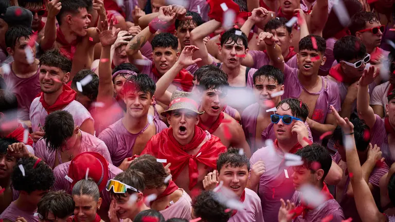 Lanzamiento del cohete de las fiestas de Santa Ana 2025 a cargo de los responsables de Protección Civil de Tudela. PABLO LASAOSA