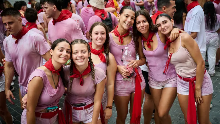 Lanzamiento del cohete de las fiestas de Santa Ana 2025 a cargo de los responsables de Protección Civil de Tudela. PABLO LASAOSA