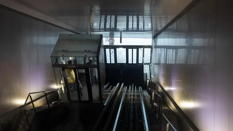 Las reparaciones en los ascensores de Descalzos se prolongan una semana más por la aparición de una avería inesperada y volverán a estar operativos el 4 de agosto.