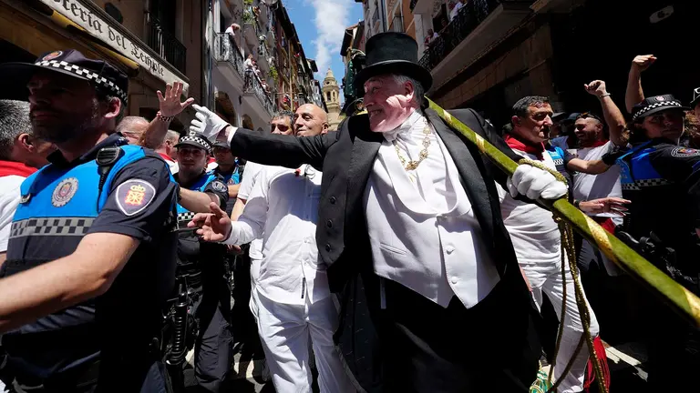 El alcalde de Pamplona Joseba Asiron saluda a un grupo de ciudadanos al termino de la procesión en honor a San Fermín . EFE/ Ainhoa Tejerina