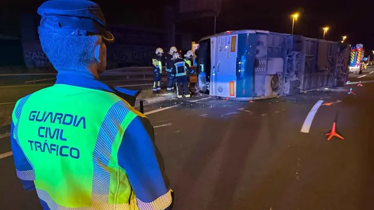 Guardia Civil atiende el vuelco de un autobús urbano de la Villavesa en la Ronda de Pamplona PA-30.