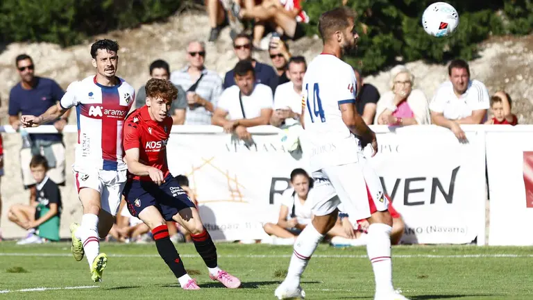 Víctor Muñez debuta en el encuentro ante el Huesca en Lerín (0-2). CA OSASUNA